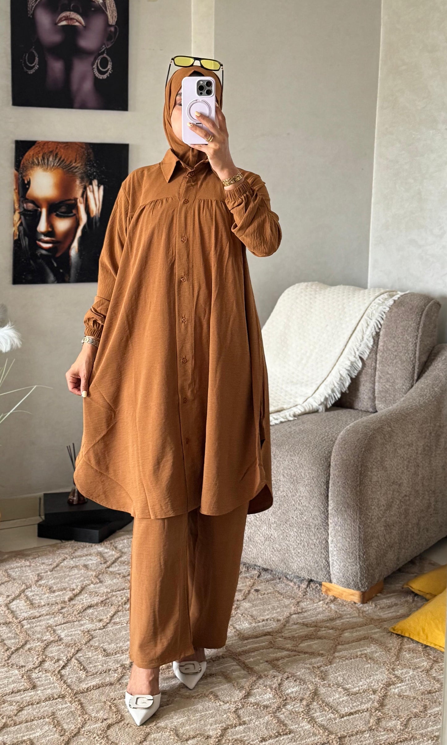 طقم نسائي أنيق بلمسة عصرية